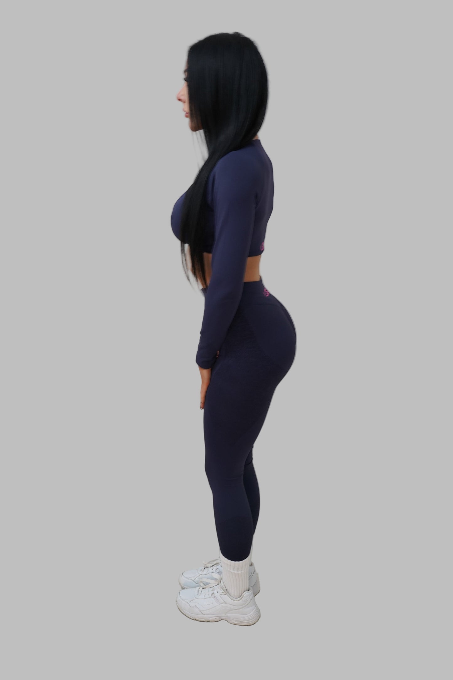woman wearing a navy blue leggings.